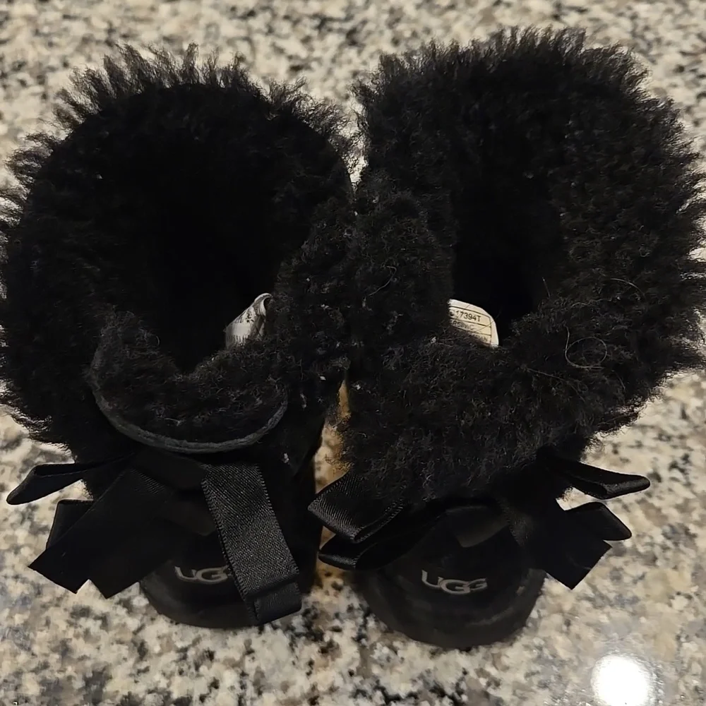 UGG BAILY BOW II BOOTS. SIZE GIRLS 9.